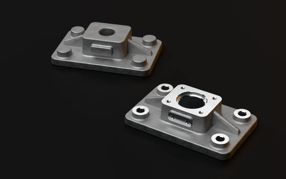 Rendering eines Beispielteils: dasselbe Aluminium-Gussteil zweimal, links als rauer Rohling mit Bearbeitungszugabe, rechts nach den Fräsarbeiten mit plangefrästen Flächen, Bohrungen und Gewinden